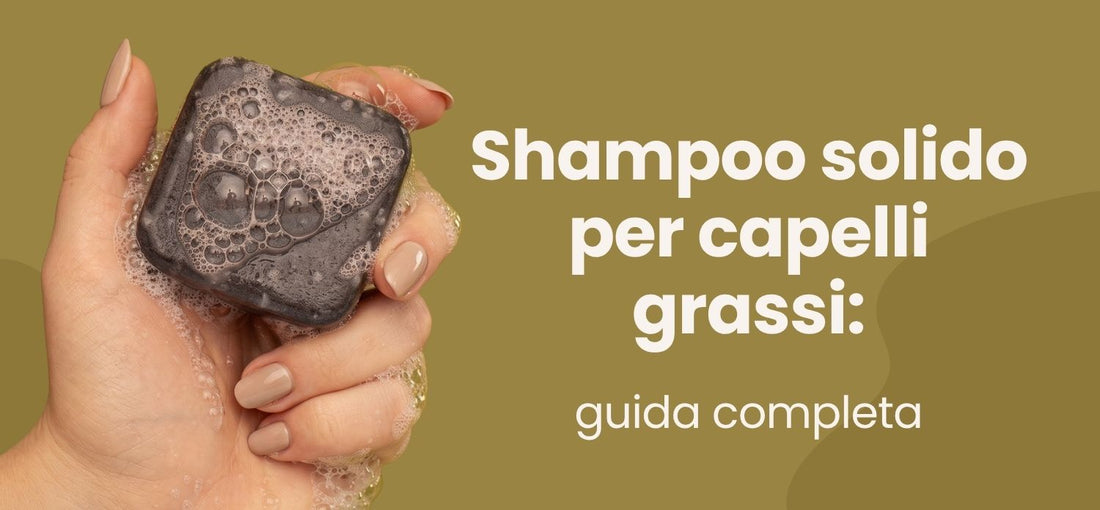 Mano con shampoo solido scuro e schiuma: shampoo solido per capelli grassi