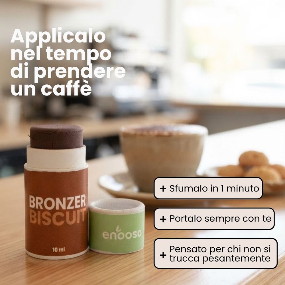 Il bronzer in stick Biscuit sul bancone di un bar accanto a un caffè